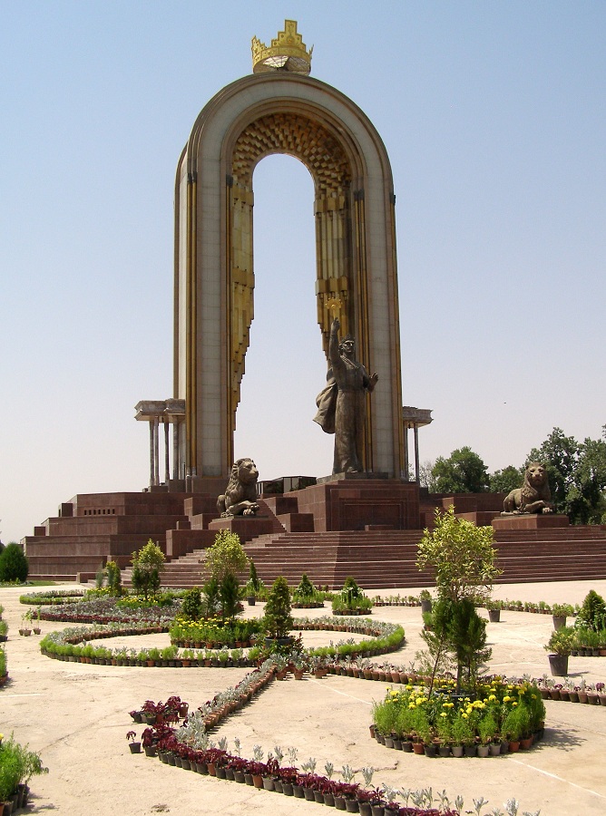 Памятник душанбе. Парк Исмаила Самани в Таджикистане. Исмаила Самани памятник Таджикистан. Достопримечательности Душанбе Исмоили Сомони.