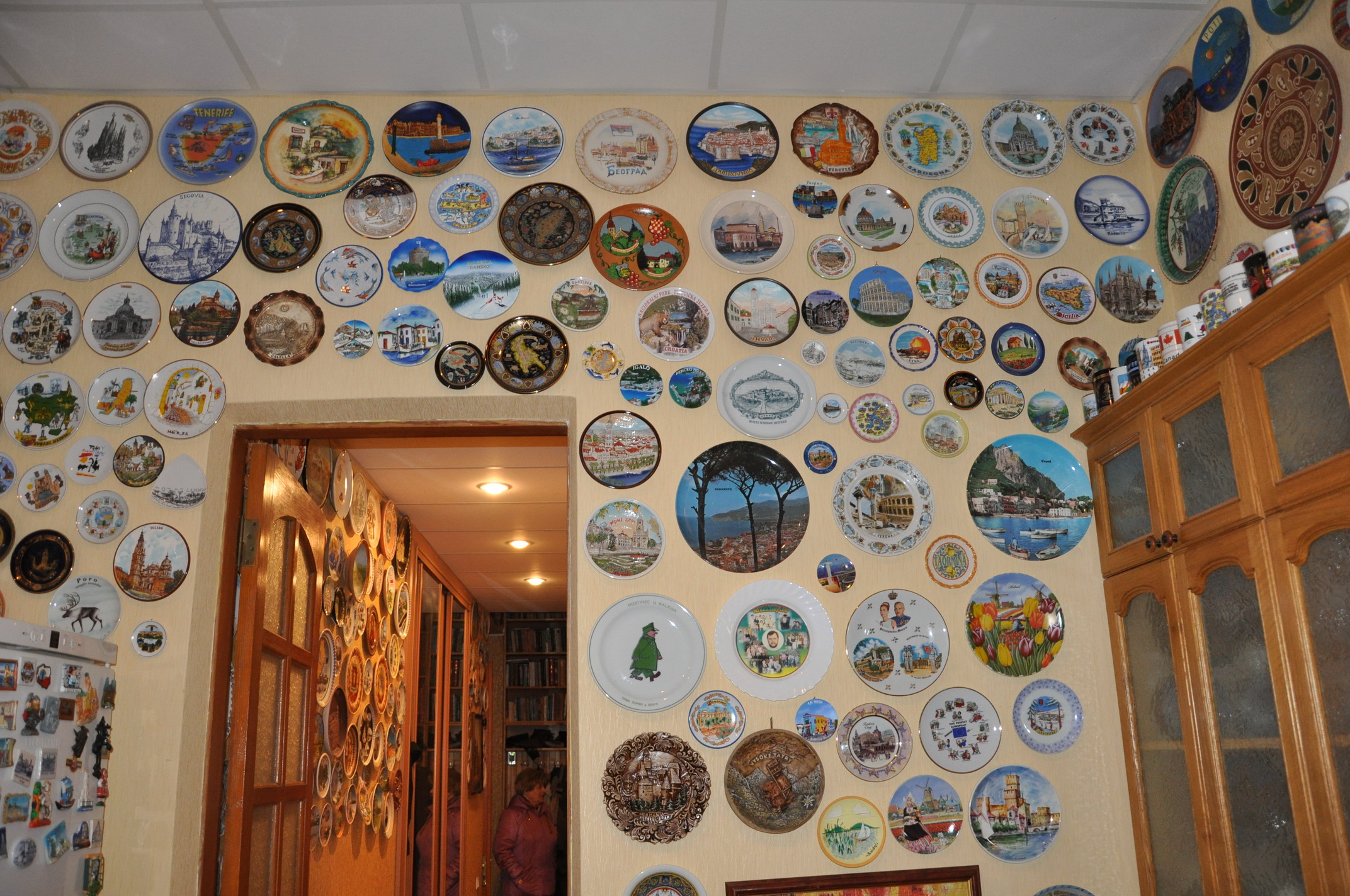 Сувениры на стену. Тарелки на стене. Декоративные тарелки в интерьере. Настенные тарелки в интерьере. Коллекция тарелок на стене.