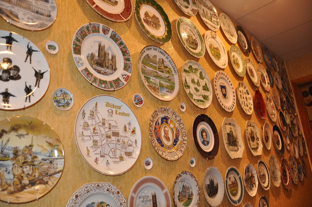 Сувениры на стену. Тарелки на стене. Коллекция настенных тарелок. Коллекция тарелок на стене. Тарелка настенная.