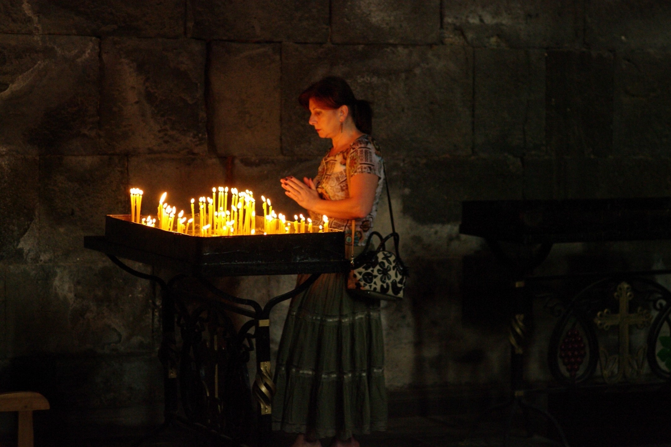 Песни за семью свечу зажгу. Свечи в храме. Свечка в армянской церкви. Армения девушка храм. Тихие свечи.