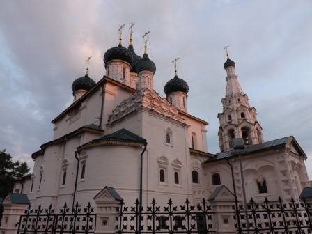 Церковь Рождества Христова с особой колокольней.
